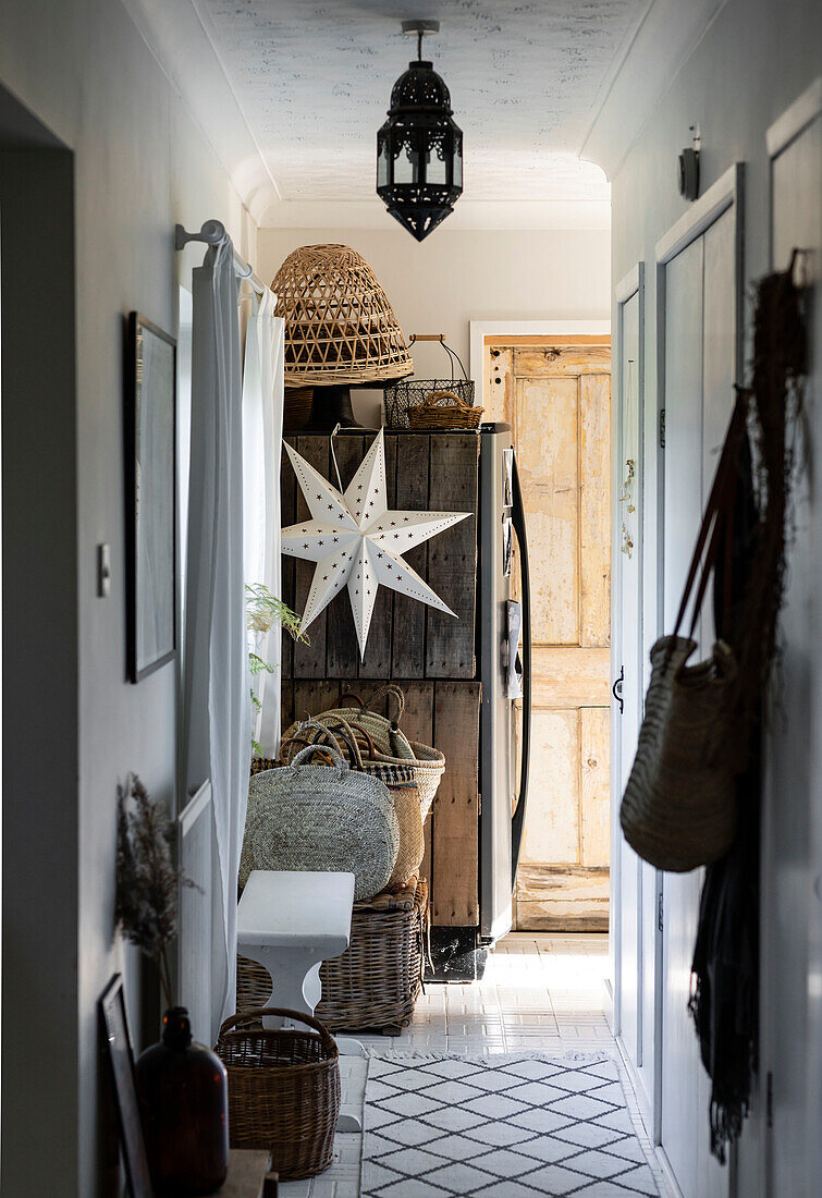 Gerettetes Holz auf Kühlschrank mit Stern im Flur eines Hauses in Colchester, Essex UK