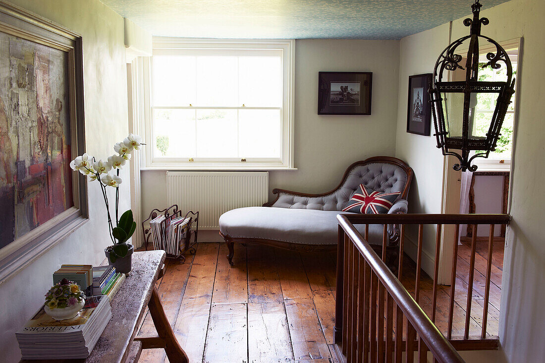 Chaiselongue am Fenster auf dem Treppenabsatz in einem Bauernhaus in Iden, Rye, East Sussex, Vereinigtes Königreich