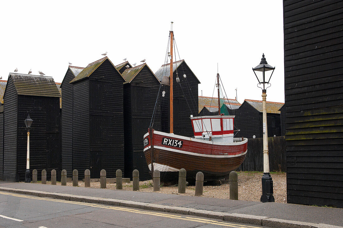 Fischerboot und alte Fischerhütten im historischen Hastings