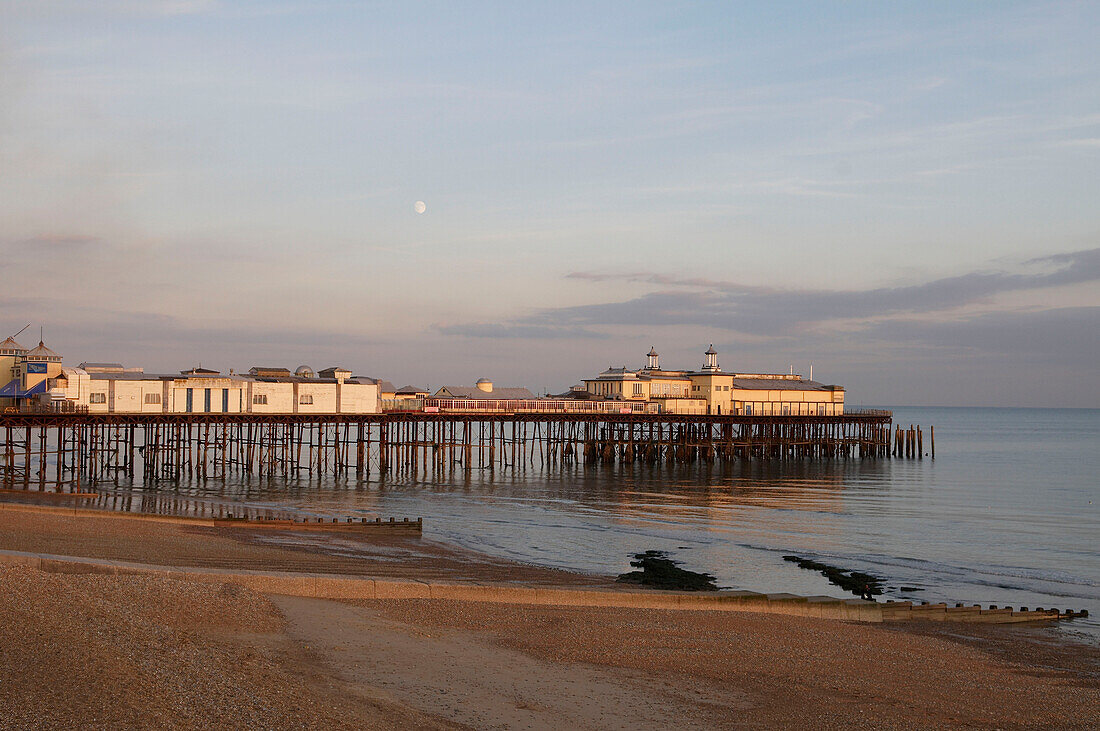 Pier und Kieselstrand von Hastings