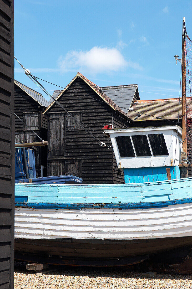 Fischerboot und Bootshäuser in Hastings Old Town England UK