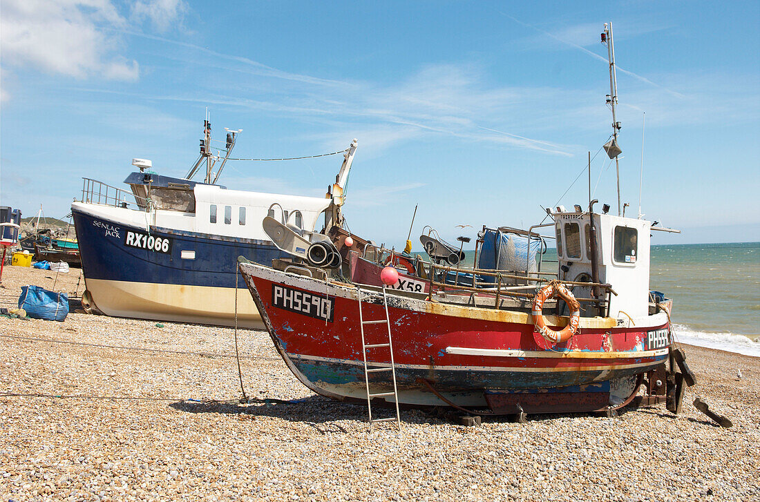 Fischerboot am Kiesstrand in Hastings Old Town England UK