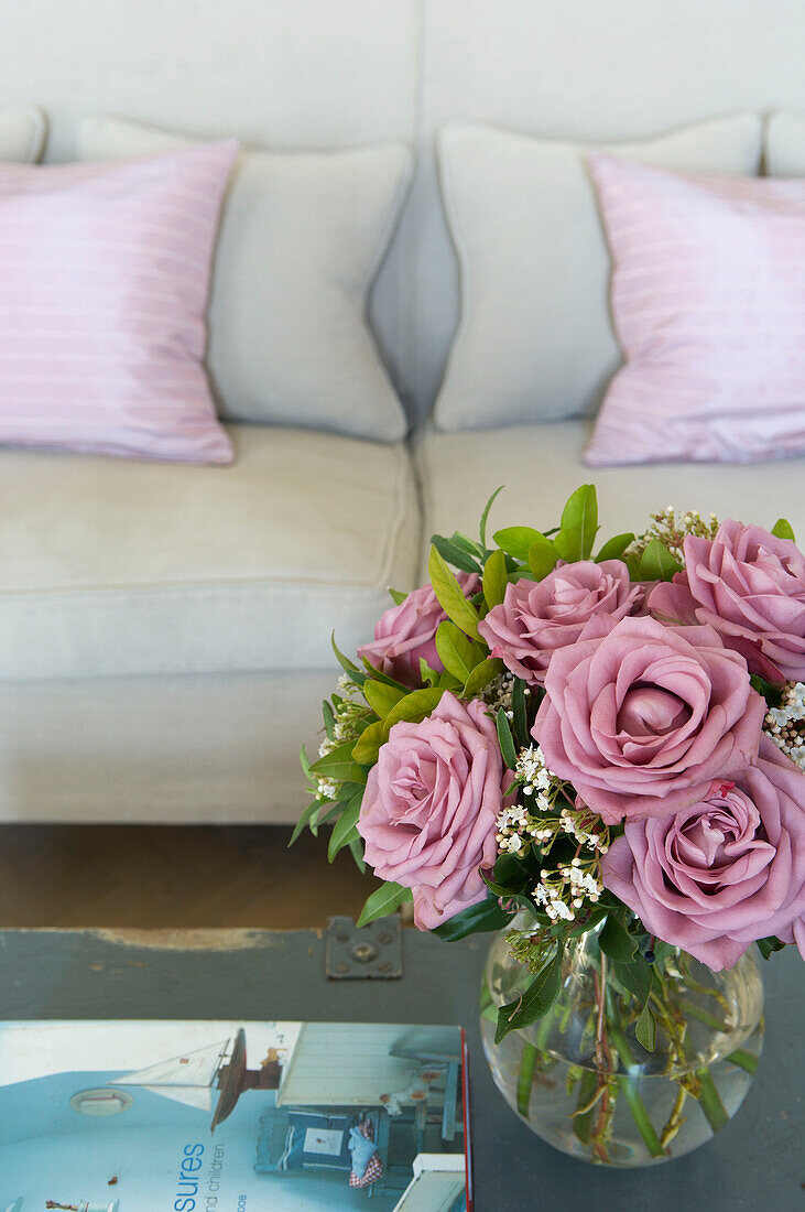 Tintenrosen auf Couchtisch im Wohnzimmer eines Hauses in Canterbury, England, UK