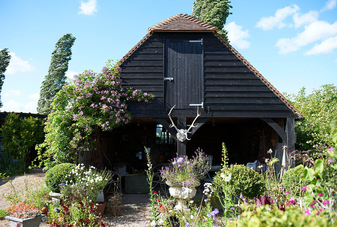 Kreosot-Hofgebäude im Garten, Iden, Rye, East Sussex, UK