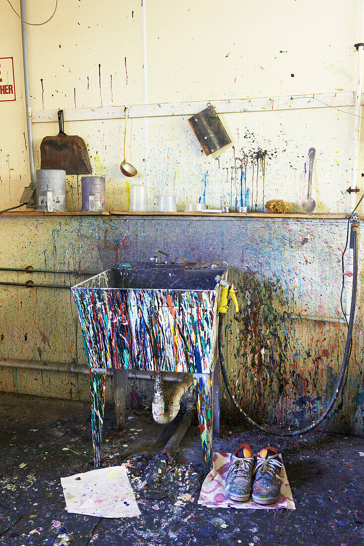 Ein Paar Schuhe und ein Waschbecken mit Schlauch in einer Druckerei in Sheffield, Berkshire County, Massachusetts, Vereinigte Staaten