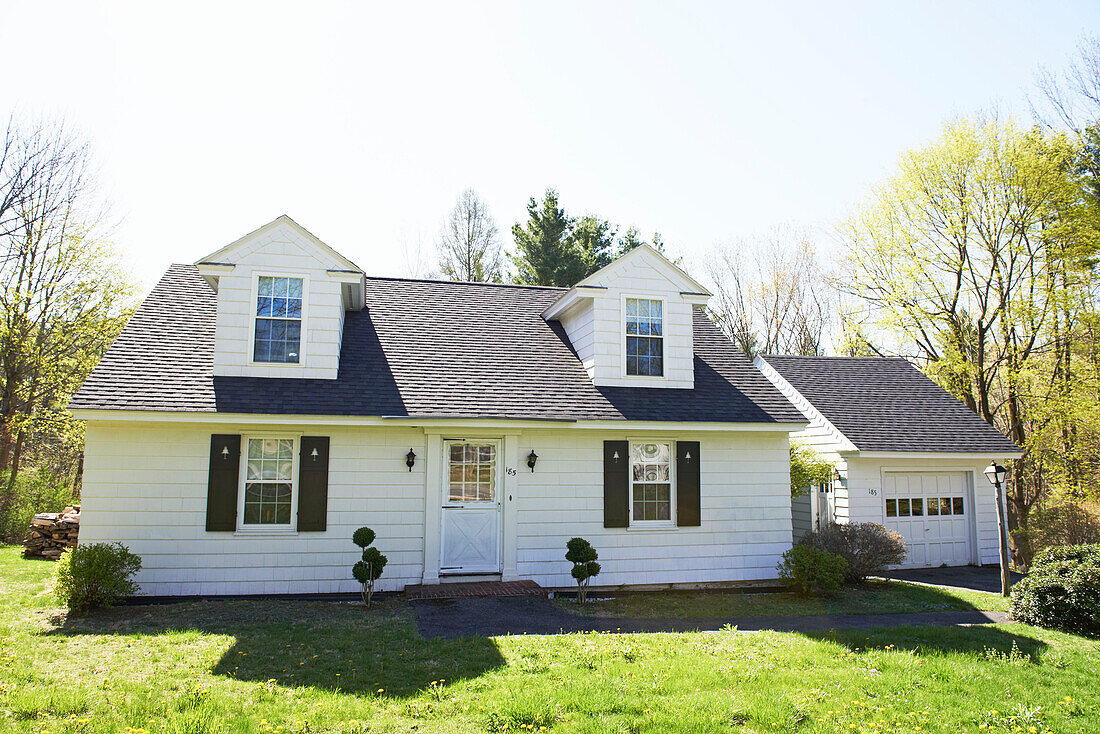 Weiße Fassade eines Einfamilienhauses mit Dachgaube in den Berkshires, Massachusetts, Connecticut, USA