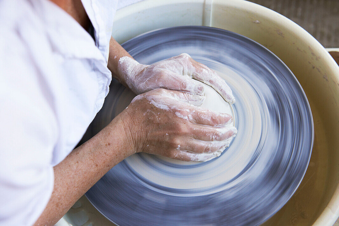 Frau arbeitet an einer Töpferscheibe, Austerlitz, Columbia County, New York, Vereinigte Staaten