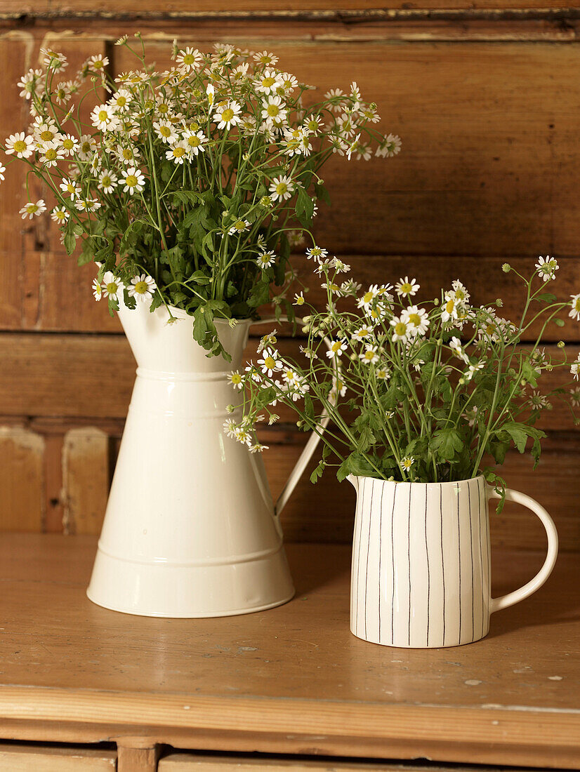 Schnittblumen auf einer Kommode im Schlafzimmer einer umgebauten Kapelle in Shropshire, England, UK