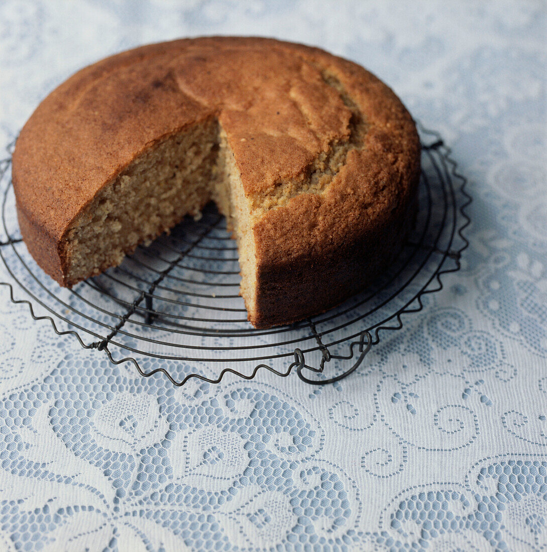 Selbstgebackener Victoria-Biskuitkuchen auf einem gedeckten Tisch