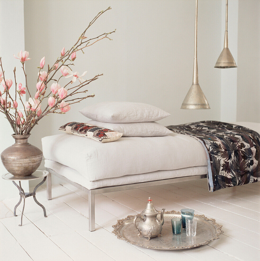 Wohnzimmer im marokkanischen Stil mit Blumenschmuck und Tagesbett