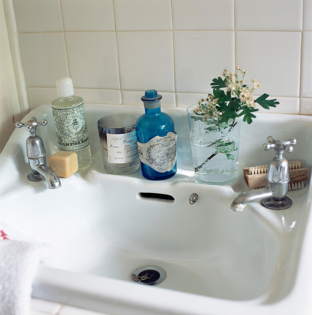 Vintage Handwaschbecken mit Toilettenartikeln