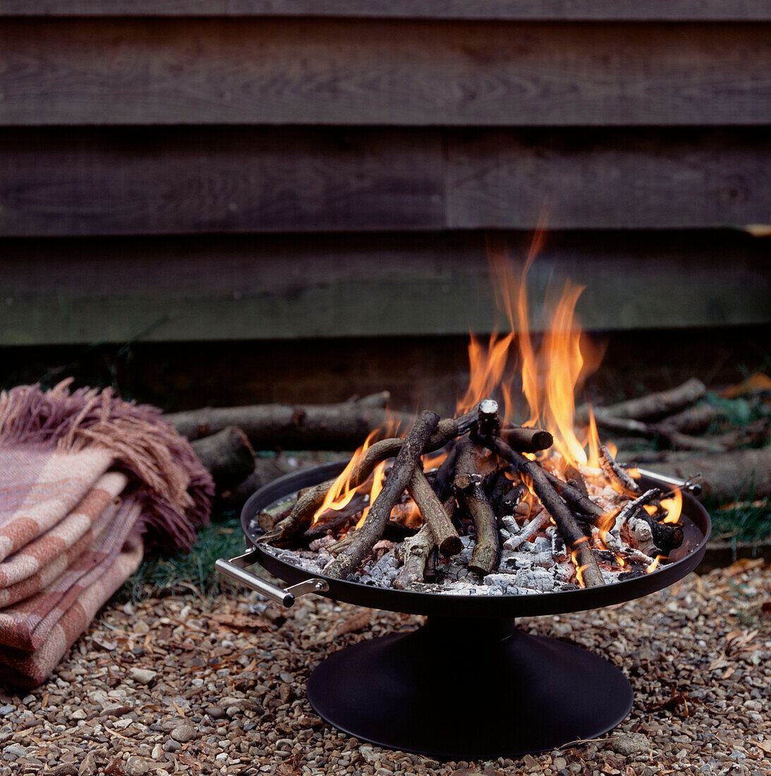 Tragbares Lagerfeuer in einem Garten