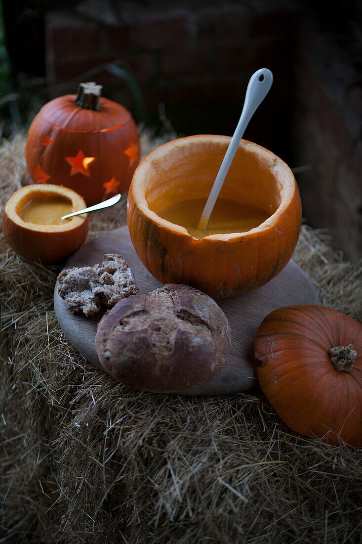 Kürbissuppe aus Heuballen in einer rustikalen Scheune, Vereinigtes Königreich