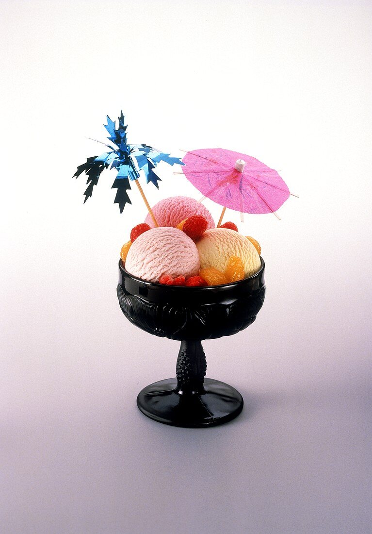 Ice cream sundae: 3 scoops ice cream, raspberries, mandarins