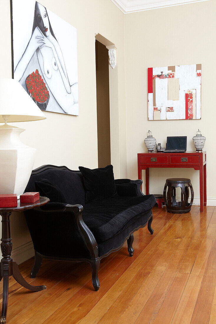 Schwarzes Sofa und moderne Kunst im Arbeitszimmer eines Hauses in Sydney Australien