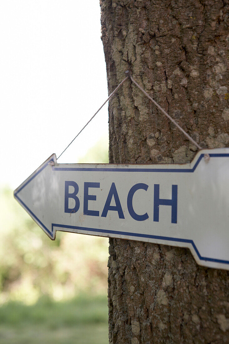 Schild zum Strand in Gurnard auf der Isle of Wight