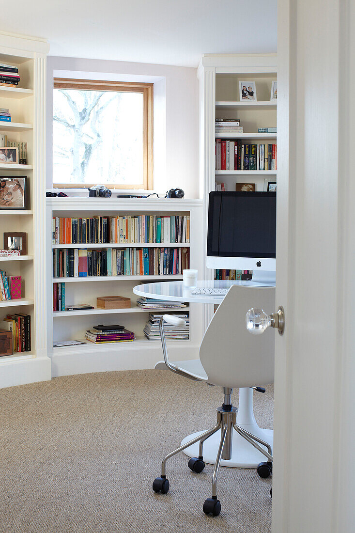 Computerbildschirm auf Tisch im Heimbüro eines Hauses in Kent, England, UK