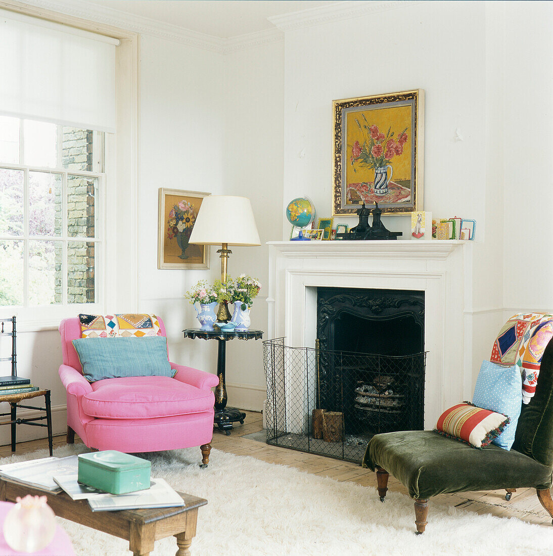 Lounge with pink armchair