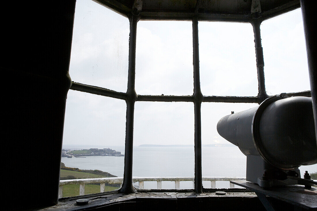 Blick durch ein Fenster am Leuchtturm von Duncannon