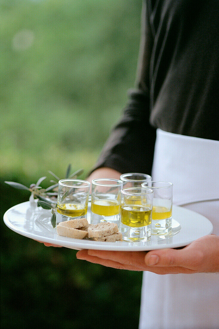 Nahaufnahme von Gläsern mit Olivenöl
