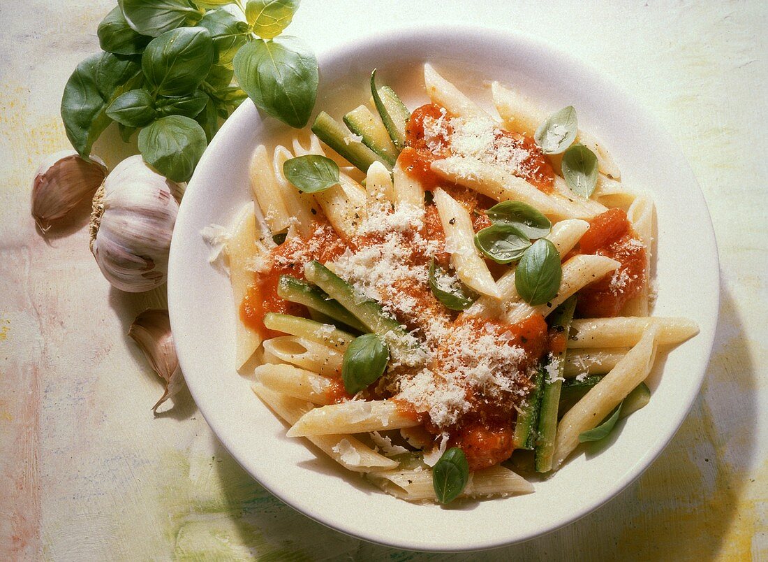 Penne mit Zucchini und Tomatensauce (Italien)