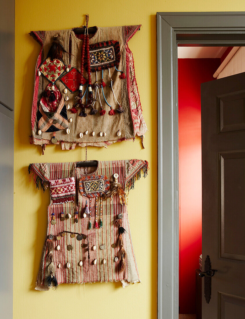 Indische Kostüme hängen an der Wand