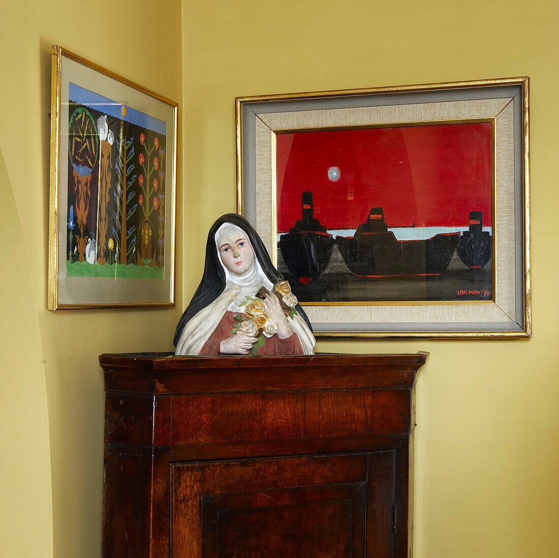 Zimmerecke mit Kunstwerken und einer Nonnenfigur