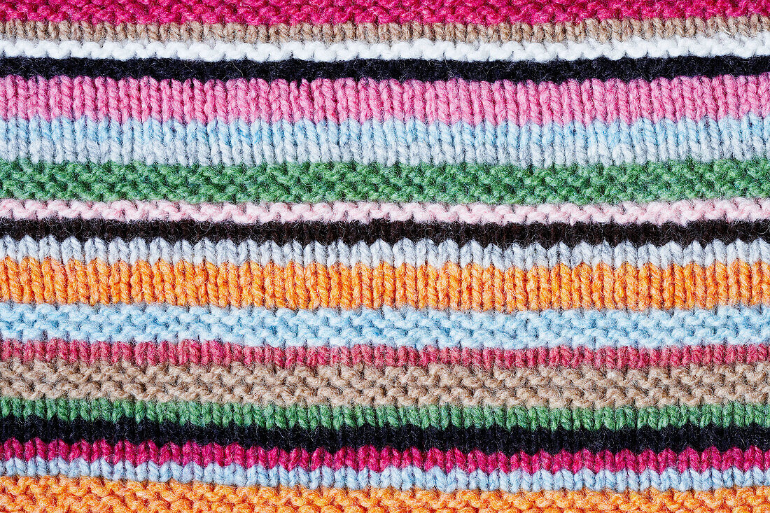 Nahaufnahme von bunt gemusterten Strickwaren