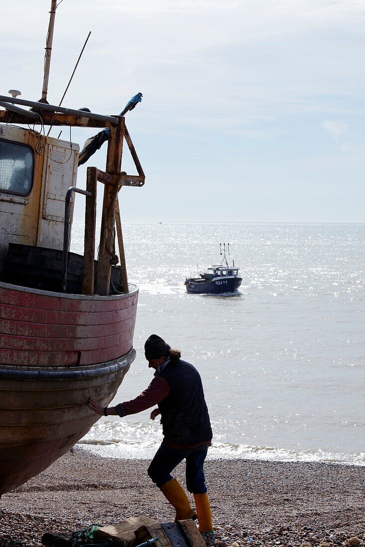 Fischer entlang der Stade in Hastings Old Town East Sussex UK