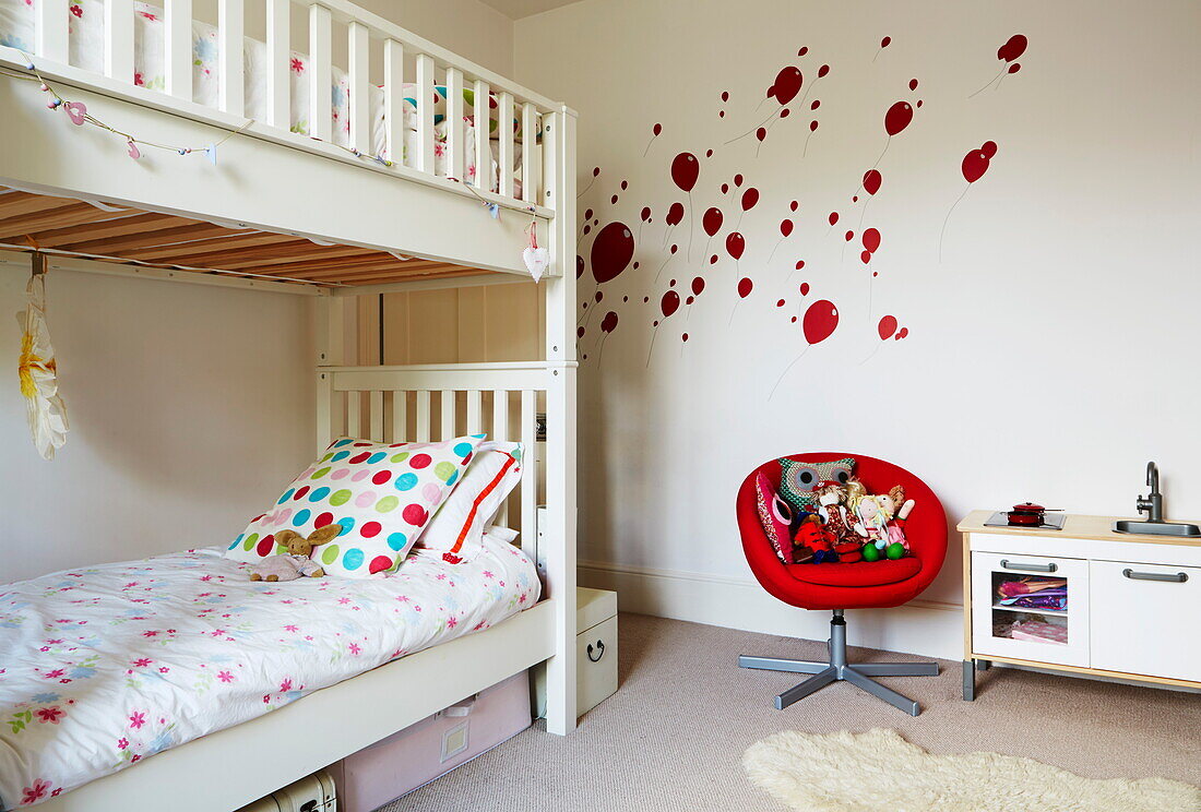 Ballonwanddekoration und Etagenbett im Kinderzimmer eines Londoner Stadthauses, England, UK