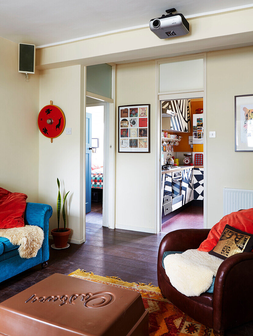 Blick durch den Türrahmen vom Wohnzimmer in die Küche und das Schlafzimmer in einem Haus in Hackney, East London, UK