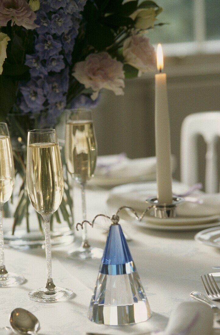 Blaues und klares geschliffenes Swarovski-Kristall-Sammelstück auf dem Tisch der Hochzeitsgäste