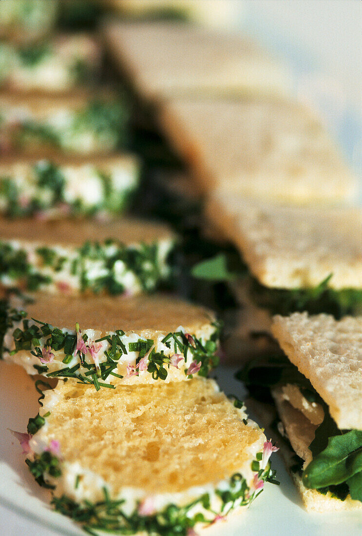 Brioche-Sandwiches mit Kräutern