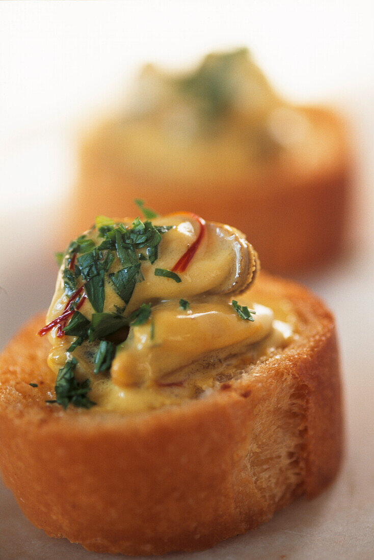 Saffron mussels on garlic bread