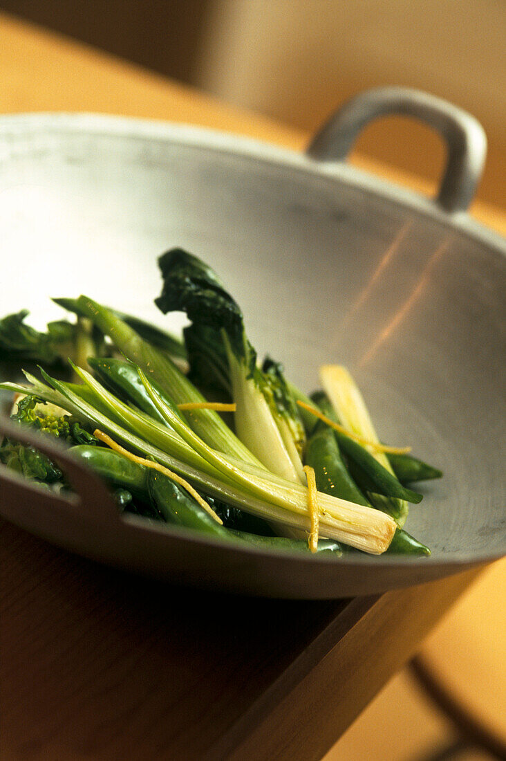 Gebratener Bok Pak Choi, Spargel und Zuckerschoten