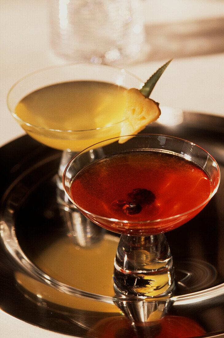 Fruits of the Forest Martini mit Wodka und Bitters und Brombeeren, Heidelbeeren, Himbeeren und Erdbeeren