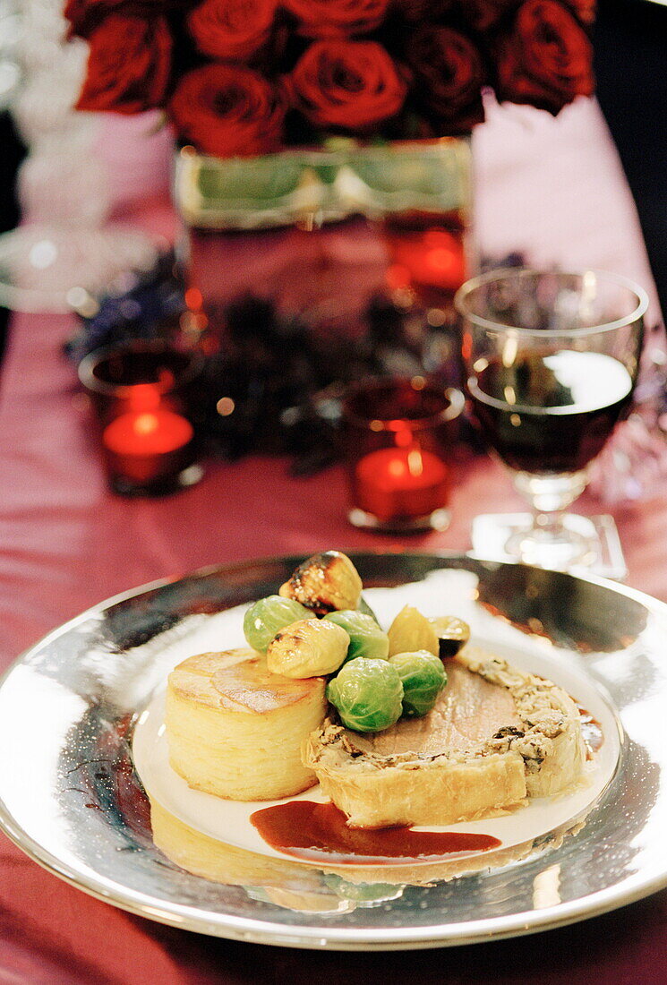 Weihnachtsessen mit Rotwein in einem Haus in Großbritannien