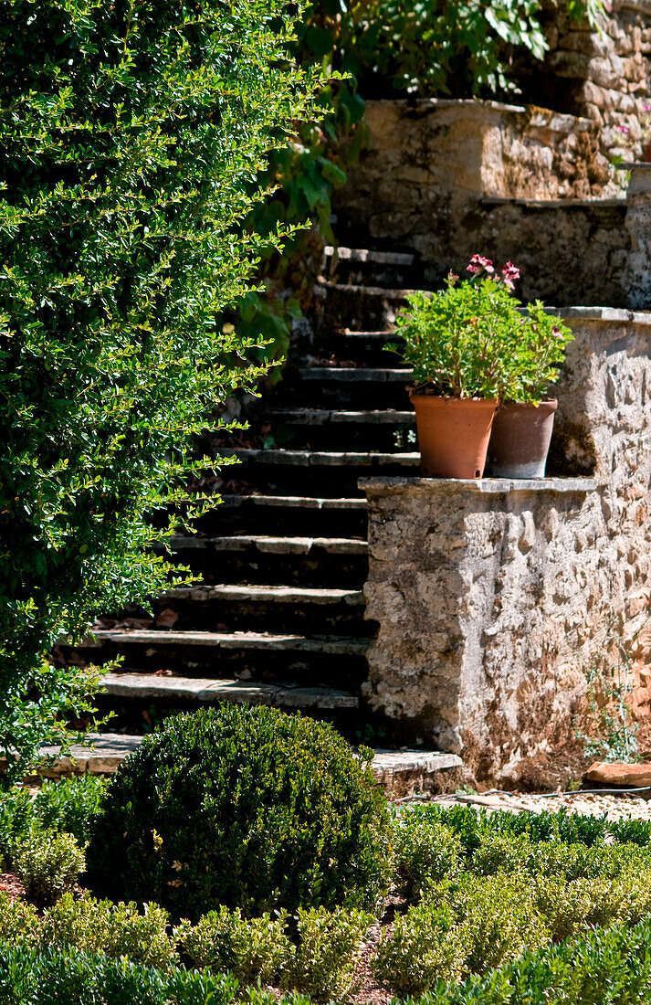 Steintreppe im Garten