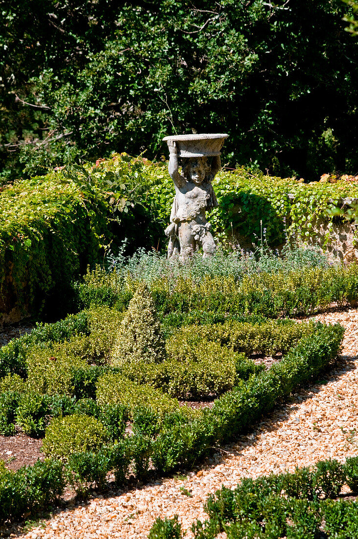 Statue eines Jungen im Ziergarten