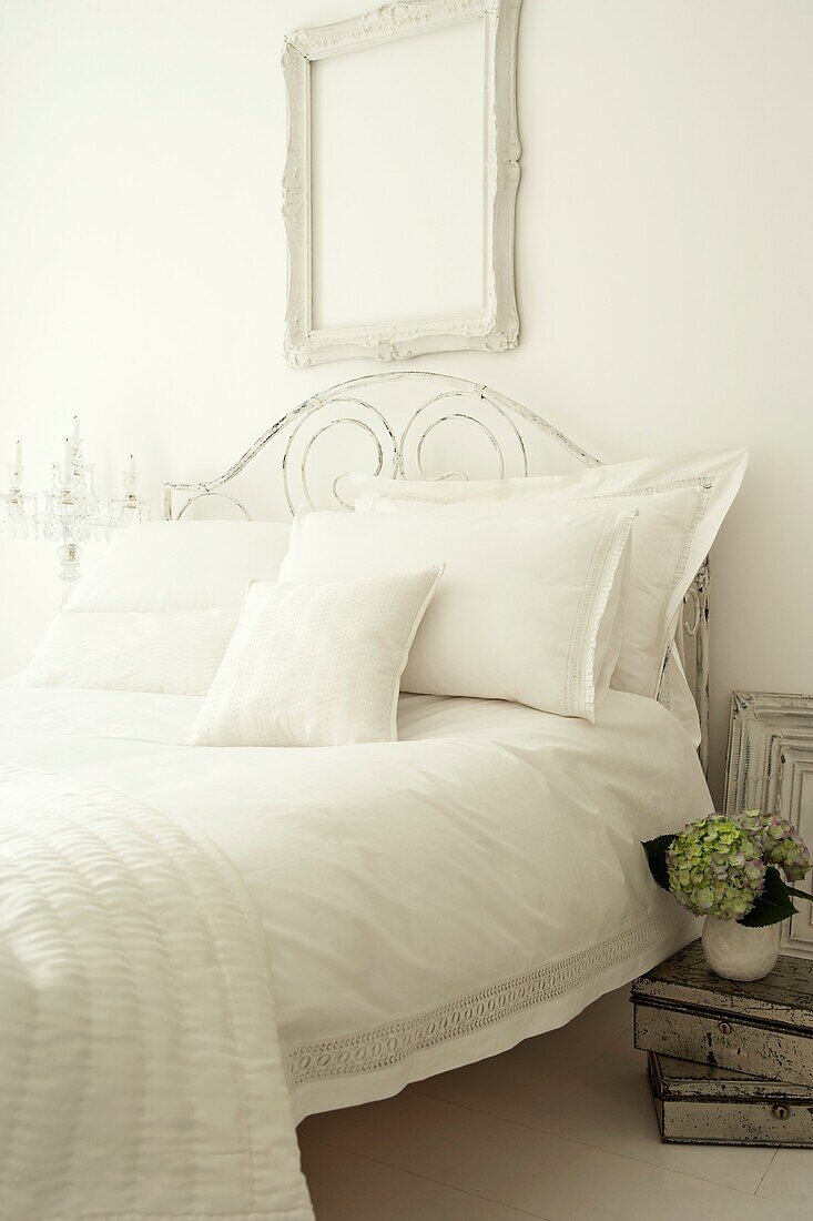 Knackige weiße Bettwäsche in einem weißen Schlafzimmer