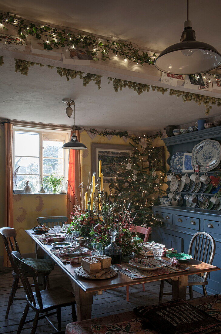 Gedeckter Esstisch für das Weihnachtsessen in Benenden cottage, Kent, England, UK