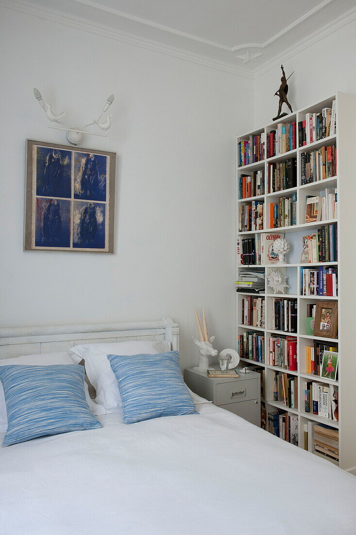 Bücherregal im Schlafzimmer eines Mehrfamilienhauses in Bordeaux, Aquitanien, Frankreich