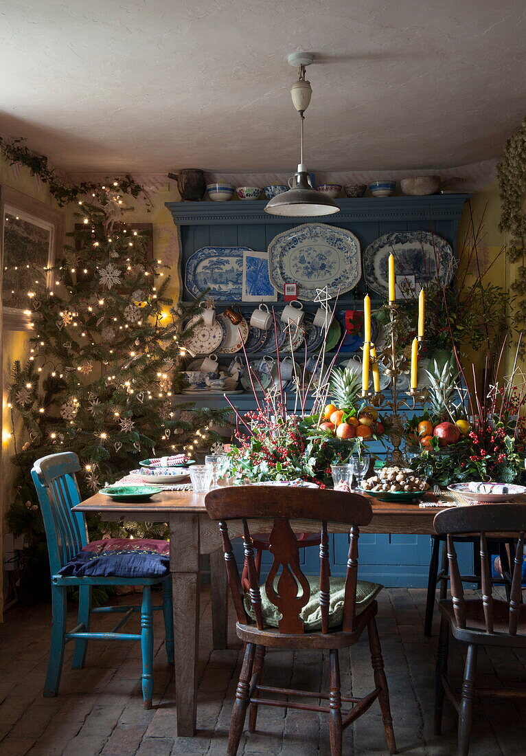 Gedeckter Esstisch für das Weihnachtsessen in Benenden cottage, Kent, England, UK