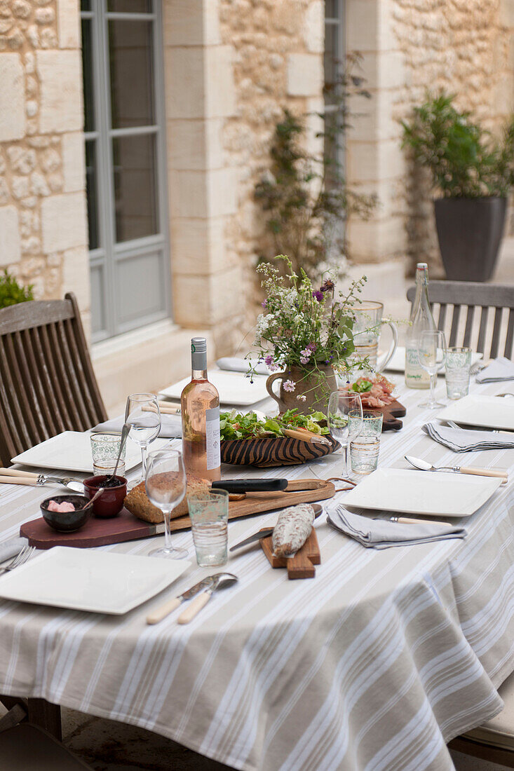Gedeckter Tisch im Außenbereich eines Bauernhauses in der Dordogne Perigueux Frankreich