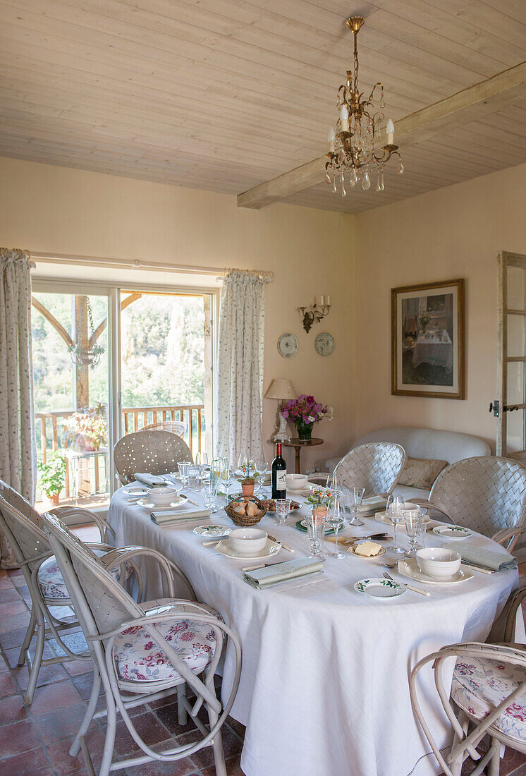 Esszimmer mit Terrakotta-Fliesenboden im Ferienhaus in der Dordogne in Perigueux, Frankreich