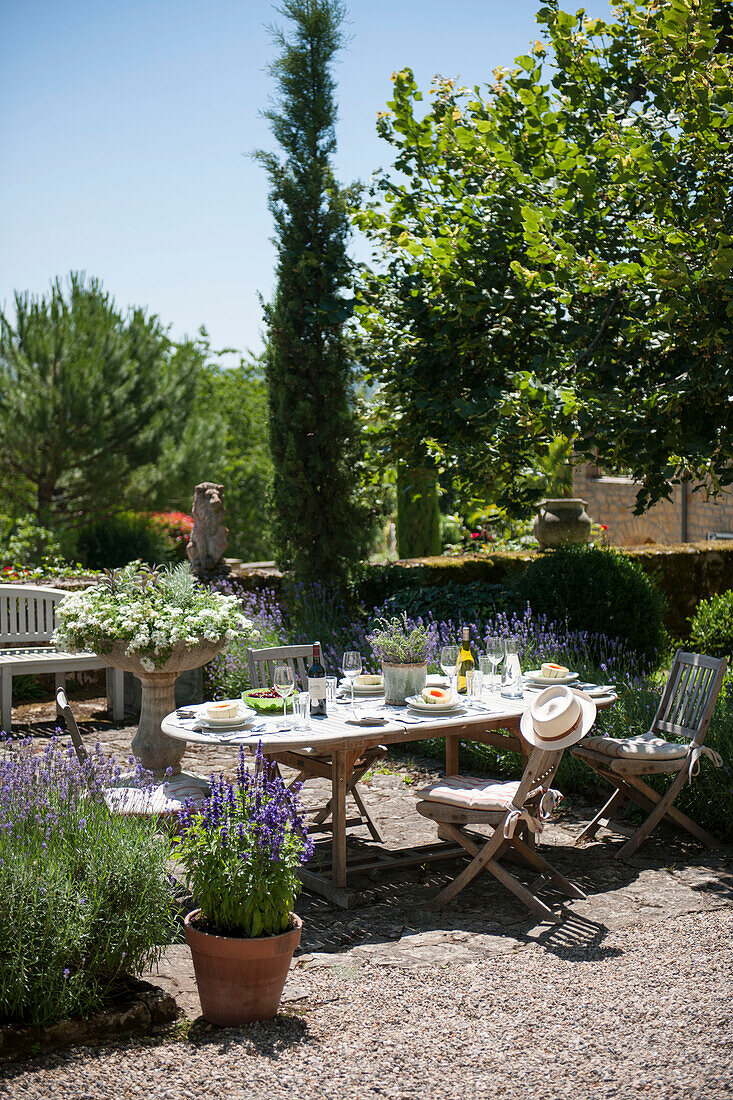 Tisch und Stühle auf einer sonnigen Terrasse in der Dordogne Perigueux Frankreich