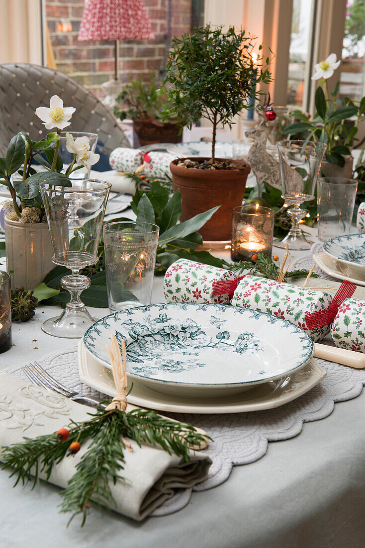 Gedeckter Tisch für das Weihnachtsessen in einem Kutschenhaus in East Sussex, England, Vereinigtes Königreich