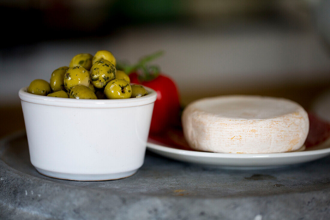 Oliven und Käse in der Küche eines Bauernhauses in Petworth, West Sussex, Kent