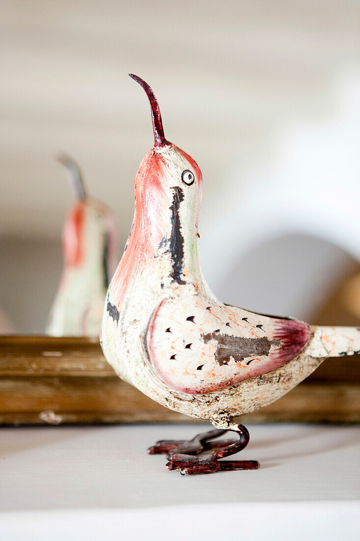 Vogelschmuck auf dem Kaminsims in Castro Marim, Portugal