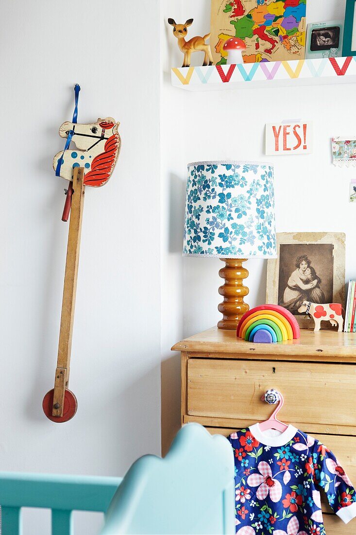 Steckenpferd und Holzkommode im Kinderzimmer einer Familie in London, England, UK